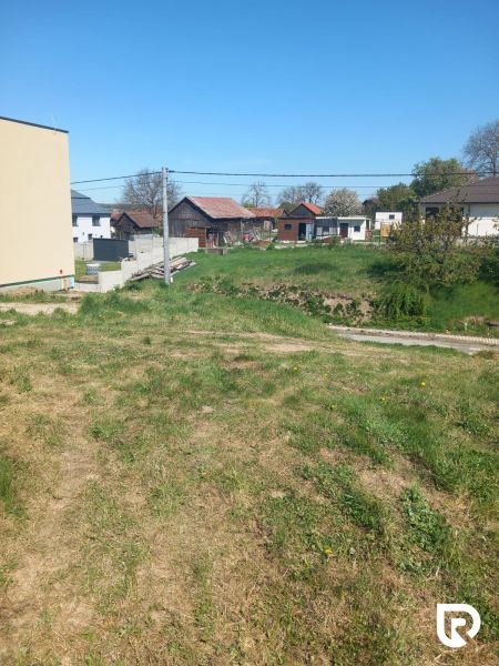 Na predaj stavebný pozemok v obci Bidovce - Zeleň a bývanie v Bidovciach: Pozemky - bývanie s pohľadom na okolité domy.