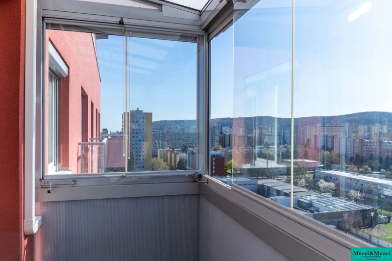 Moderný 2-izbový byt pripravený na okamžité bývanie | Dúbravka - Výhľad z presklenej lodžie na mestskú panorámu v Bratislave - Dúbravke, 2-izbový byt.