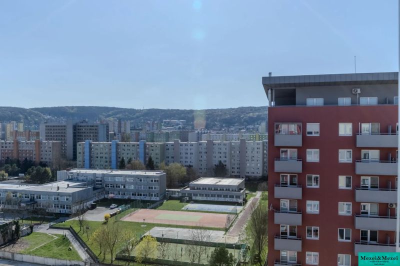 Moderný 2-izbový byt pripravený na okamžité bývanie | Dúbravka - Výhľad z 2-izbového bytu v Bratislave - Dúbravke, panelové budovy a zeleň.