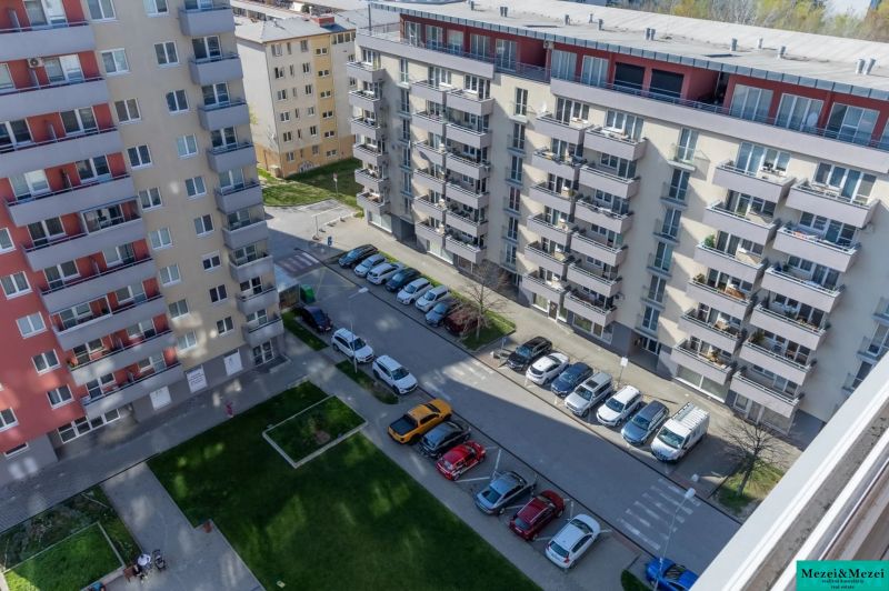 Moderný 2-izbový byt pripravený na okamžité bývanie | Dúbravka - Satelitné parkovisko a obytné budovy v mestskej časti Bratislava - Dúbravka.