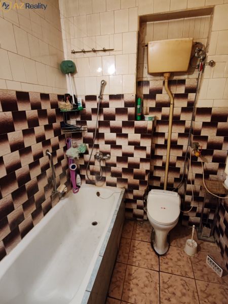 Rodinný dom na predaj Komárno - Kúpeľňa s retro obkladmi, vaňou a toaletou v rodinnom dome.