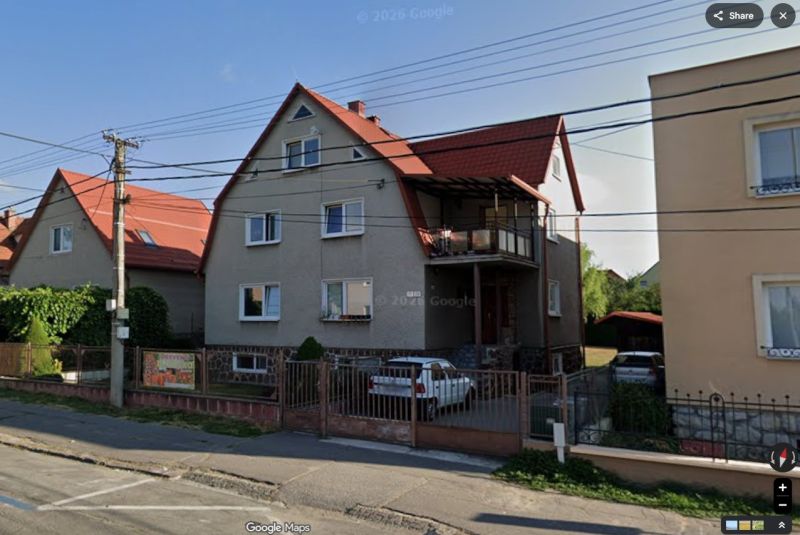 DOBRÉ REALITY - Výhodné dlhodobé ubytovanie v Bojniciach - Rodinný dom na Prievidzskej ulici v Bojniciach s červenou strechou a autom v dvore.