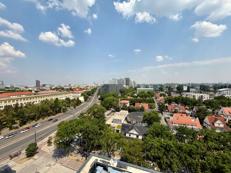 DOWNTOWN YARDS - 3i byt do vnútrobloku, blok A - Výhľad na mesto z výšky na Košickej ulici v Bratislave, okolité domy a zeleň.