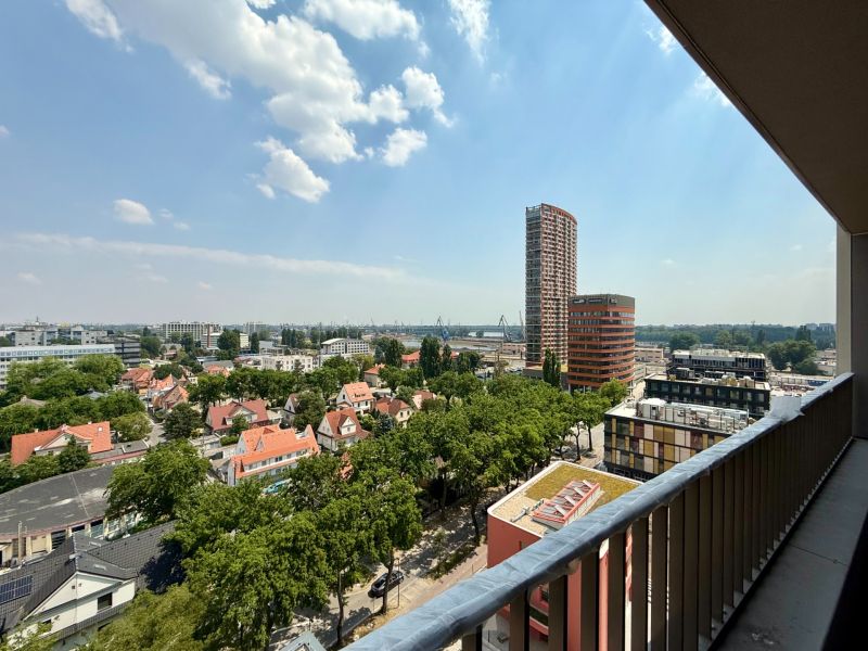 DOWNTOWN YARDS - 3i byt do vnútrobloku, blok A - Výhľad z balkóna na Košickej ulici, Bratislava - Nivy s výškovými budovami a zeleňou.