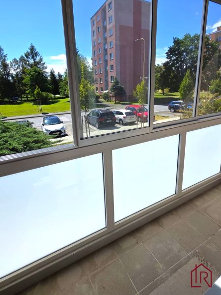 NA PRENÁJOM 4 izbový byt s loggiou, Veľký Šariš - Výhľad z preskleného balkóna v 4-izbovom byte na ulici A. Sládkoviča, Veľký Šariš.