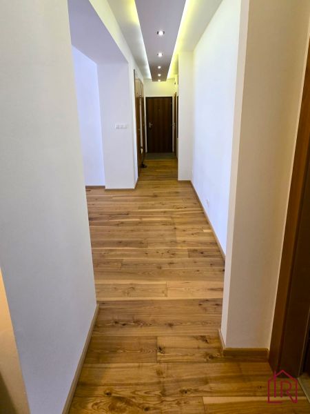 NA PRENÁJOM 4 izbový byt s loggiou, Veľký Šariš - Chodba so stropným osvetlením a podlahou s dreveným dekorom v 4-izbovom byte.