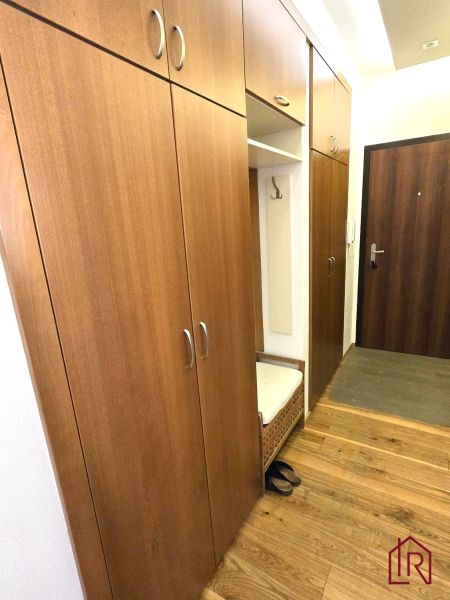 NA PRENÁJOM 4 izbový byt s loggiou, Veľký Šariš - Predsieň so skriňami a botníkom, podlaha s dreveným dekorom v 4-izbovom byte.