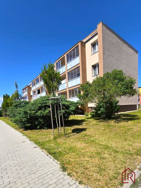 NA PRENÁJOM 4 izbový byt s loggiou, Veľký Šariš - Bytový dom na ulici A. Sládkoviča, Veľký Šariš, s upravenou zeleňou.