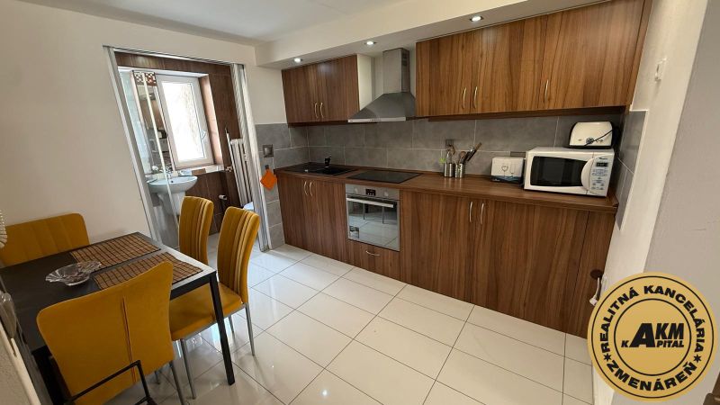 1 izbový 30m2 slnečný byt Zvolen centrum na PRENÁJOM ul. Študentská - Kuchyňa s jedálenským stolom v 1-izbovom byte, podlaha s dreveným dekorom, svetlé steny.
