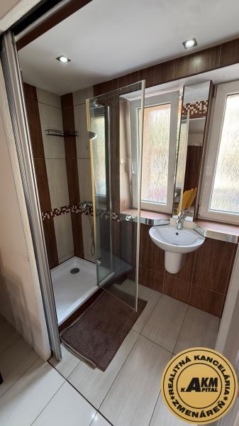 1 izbový 30m2 slnečný byt Zvolen centrum na PRENÁJOM ul. Študentská - Kúpeľňa so sprchovým kútom a umývadlom v 1-izbovom byte, dlažba s hnedým dekorom.