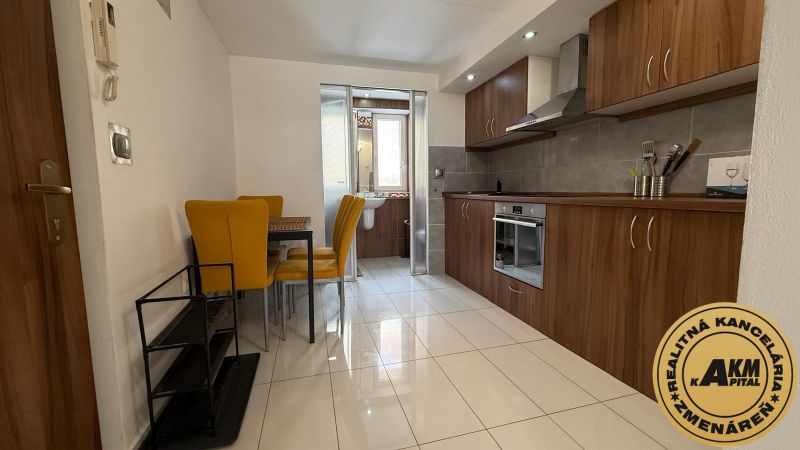 1 izbový 30m2 slnečný byt Zvolen centrum na PRENÁJOM ul. Študentská - Kuchyňa v 1-izbovom byte s podlahou bielej farby a žltými stoličkami.