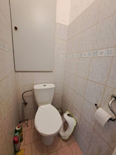 Priestranný 3-izbový byt s dvoma balkónmi na prenájom - Kúpeľňa s toaletou v 3-izbovom byte, obkladaná svetlými kachličkami.