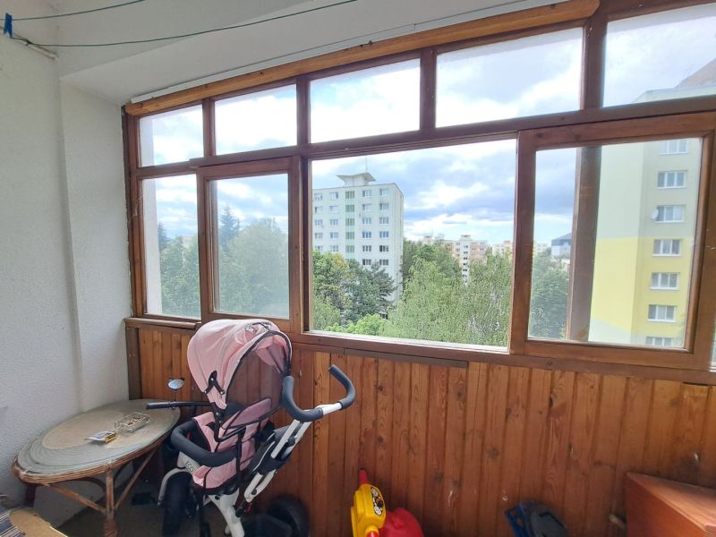 Priestranný 3-izbový byt s dvoma balkónmi na prenájom - Zasklený balkón s výhľadom na Štúrovu ulicu v Poprade.