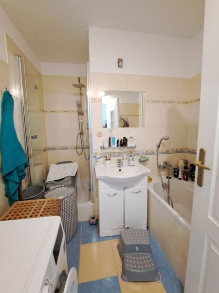 Priestranný 3-izbový byt s dvoma balkónmi na prenájom - Kúpeľňa so sprchovacím kútom a vaňou v 3-izbovom byte s modro-žltými dlaždicami.
