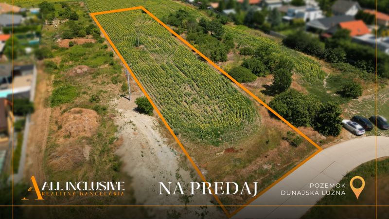 Na predaj stav. pozemok s projektom, Dunajská Lužná - Letecký pohľad na pozemok pre bývanie v Dunajskej Lužnej, obklopený zeleňou.