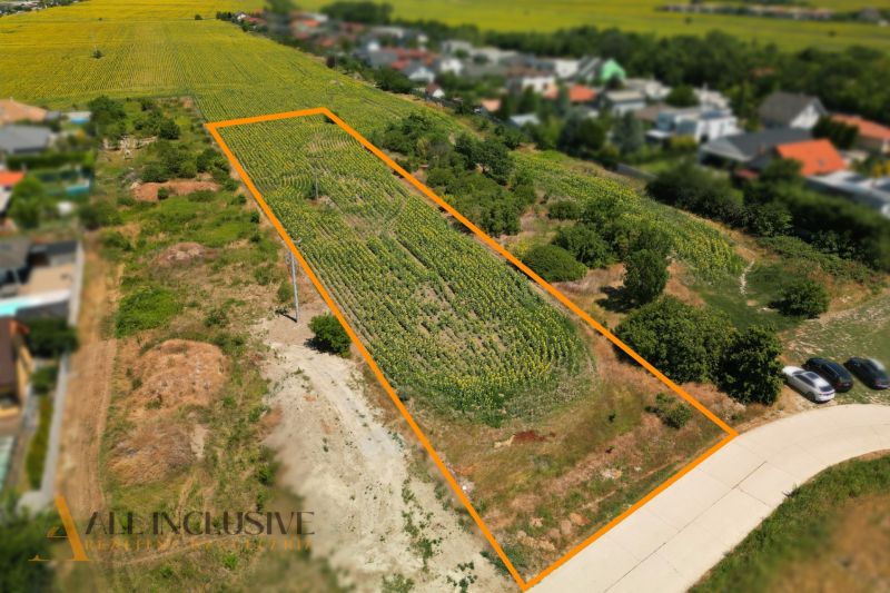 Na predaj stav. pozemok s projektom, Dunajská Lužná - Pozemky - bývanie v Dunajskej Lužnej so zeleňou a prístupovou cestou.