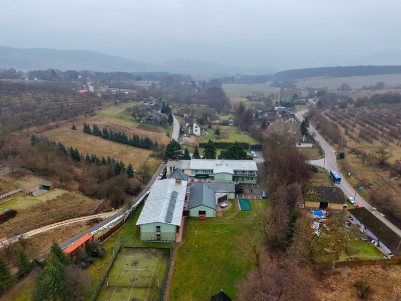 Kopanice Resort | Výnosová investícia - Letecký pohľad na Hotely a penzióny v Podkylave s okolitou krajinou a cestou.