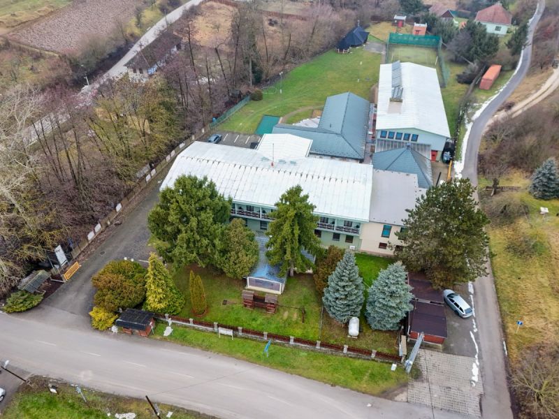 Kopanice Resort | Výnosová investícia - Budova obklopená zeleňou v Podkylave, Hotely a penzióny pri ceste a športových plochách.