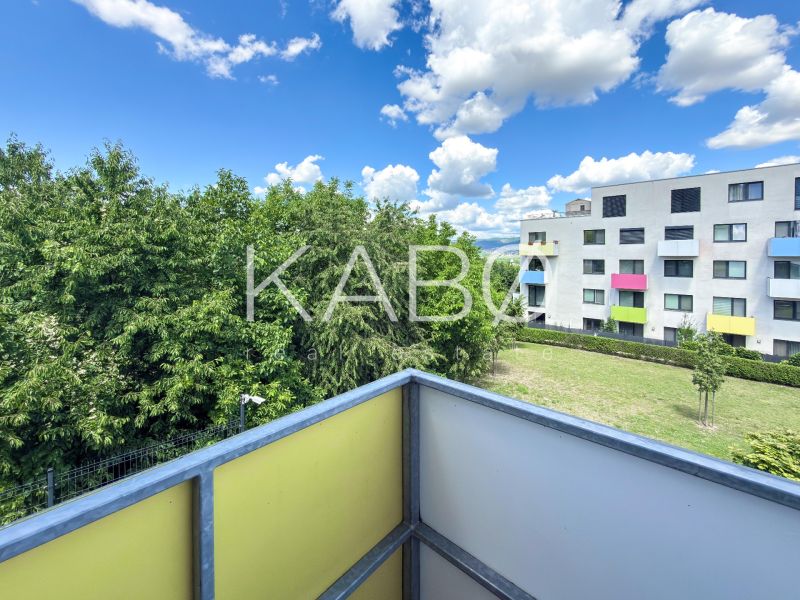 Zariadený- Nízke náklady- Novostavba - Pohľad z balkóna na zeleň a budovu na Hornostavskej ulici v Nitre, 3-izbový byt.