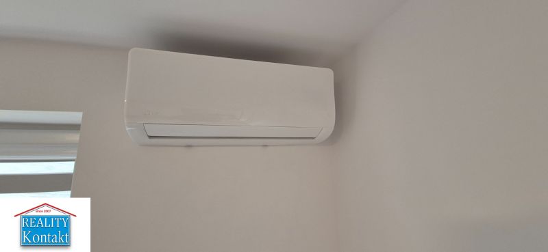 Na prenájom kompletne prerob. NOVÝ 2 izbový byt čiast.zar. Nové Zámky - Klimatizácia v 2-izbovom byte, šedobiela stena, zariadenie značky Midea.