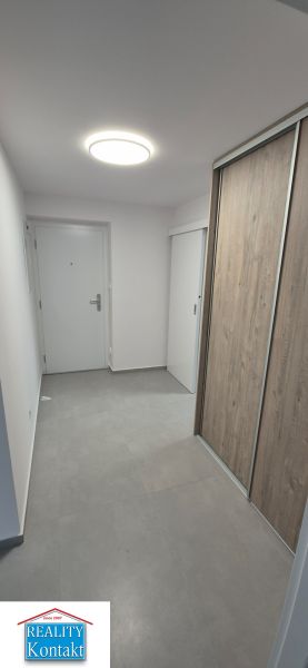 Na prenájom kompletne prerob. NOVÝ 2 izbový byt čiast.zar. Nové Zámky - Chodba s úložným priestorom v 2-izbovom byte, podlaha s dreveným dekorom.