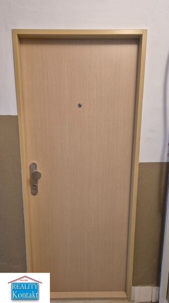 Na prenájom kompletne prerob. NOVÝ 2 izbový byt čiast.zar. Nové Zámky - Drevené dvere s priezorom do 2-izbového bytu.