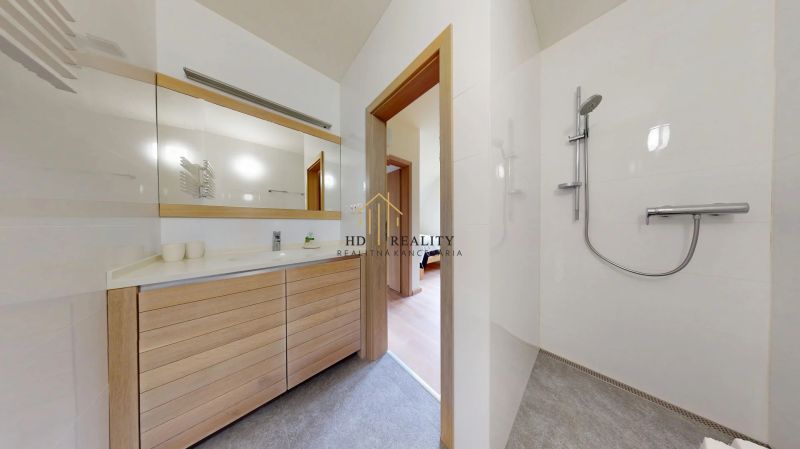 Pripravujeme do ponuky jedinečný apartmánový bytový dom Donovaly  - Kúpeľňa v Chate s priestrannou sprchou a umývadlom s drevenými detailmi.