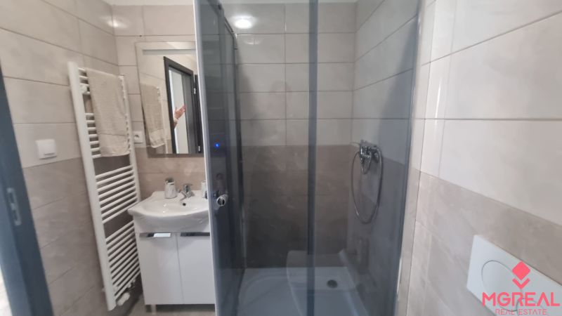 2-izbový moderný byt, s garážovým státím  novostavba, Coboriho ulica - Kúpeľňa so sprchovým kútom a umývadlom v 2-izbovom byte, svetlé obklady.
