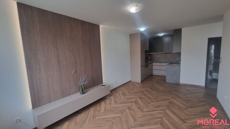 2-izbový moderný byt, s garážovým státím  novostavba, Coboriho ulica - 2-izbový byt s podlahou s dreveným dekorom a vstavanou kuchyňou.