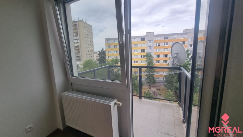 2-izbový moderný byt, s garážovým státím  novostavba, Coboriho ulica - Pohľad z 2-izbového bytu v Nitre na Coboriho ulici na balkón a okolie.