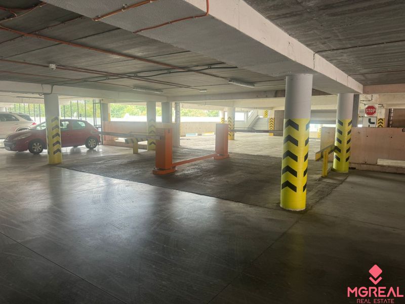 2-izbový moderný byt, s garážovým státím  novostavba, Coboriho ulica - Parkovací dom na Coboriho ulici v Nitre s rôznymi parkovacími miestami a rampou.
