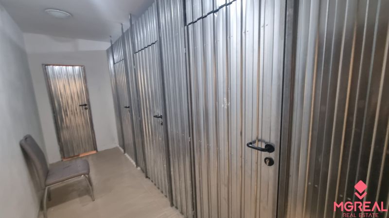 2-izbový moderný byt, s garážovým státím  novostavba, Coboriho ulica - Skladové priestory s kovovými dverami a stoličkou v 2-izbovom byte.