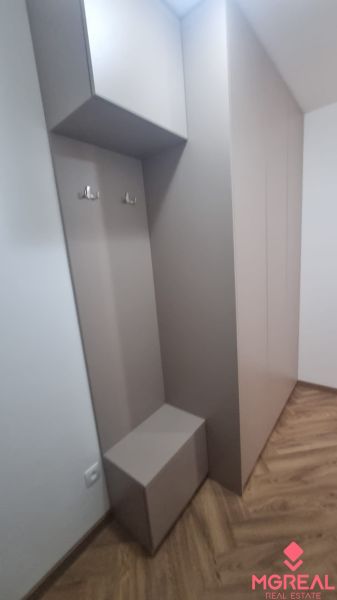2-izbový moderný byt, s garážovým státím  novostavba, Coboriho ulica - Dvojfarebná vstavaná skriňa a vešiaky na podlahe s dreveným dekorom v 2-izbovom byte.