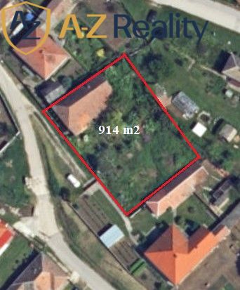 Iba u nás! Dom s pozemkom na predaj - Svätý Peter - Letecký pohľad na rodinný dom na Dolnej ulici v Svätom Petri, pozemok 914 m².