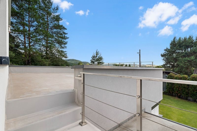 ARCHITEKTÚRA TICHA A MODERNÝCH TECHNOLÓGIÍ - SMART VILLA V OBJATÍ LESA - Pohľad z terasy rodinného domu v Lukavici na Záhradnej ulici.