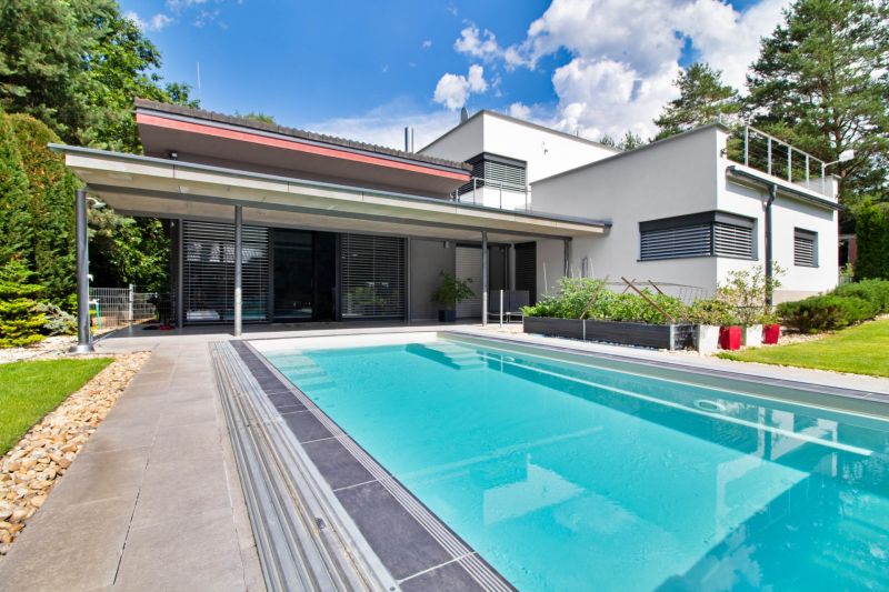 ARCHITEKTÚRA TICHA A MODERNÝCH TECHNOLÓGIÍ - SMART VILLA V OBJATÍ LESA - Rodinný dom na Záhradnej ulici v Lukavici s terasou a bazénom v záhrade.