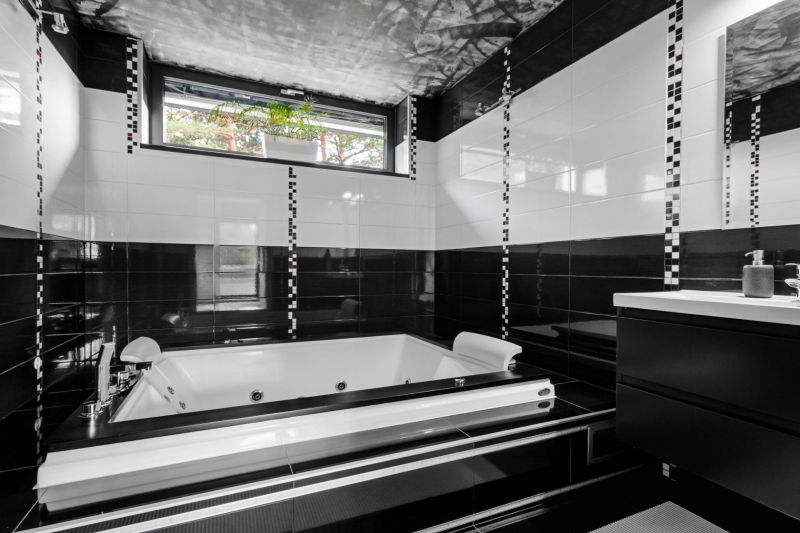ARCHITEKTÚRA TICHA A MODERNÝCH TECHNOLÓGIÍ - SMART VILLA V OBJATÍ LESA - Čiernobiela kúpeľňa s vaňou a oknom v Rodinnom dome.