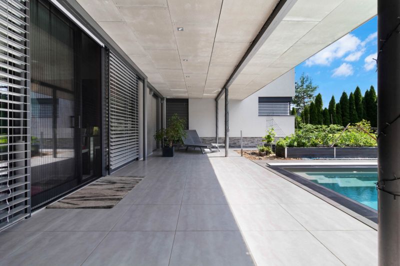 ARCHITEKTÚRA TICHA A MODERNÝCH TECHNOLÓGIÍ - SMART VILLA V OBJATÍ LESA - Terasa rodinného domu na Záhradnej ulici v Lukavici s výhľadom na bazén.