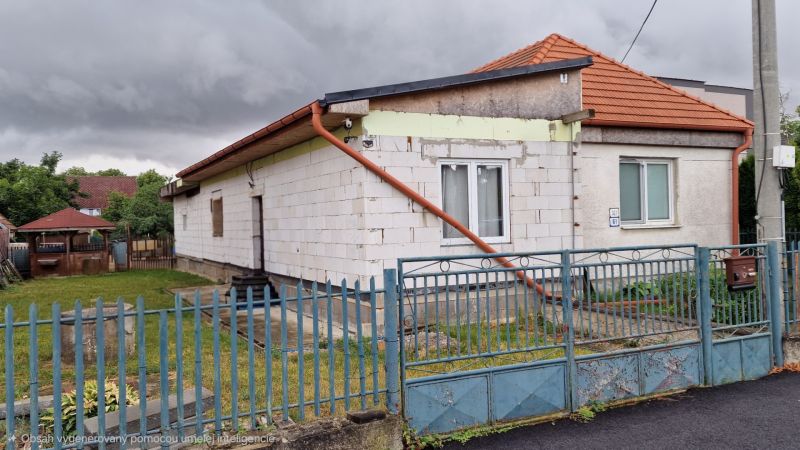 Rodinný dom s veľkorysou prístavbou v obci Parchovany - Rodinný dom na Staničnej ulici v Parchovanoch s veľkým dvorom a plotom.