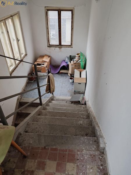 Ponúkame Rodinný dom vhodný na bývanie aj podnikanie - Schodisko v rodinnom dome s krabicami, oknom a podlahou s kamenným dekorom.