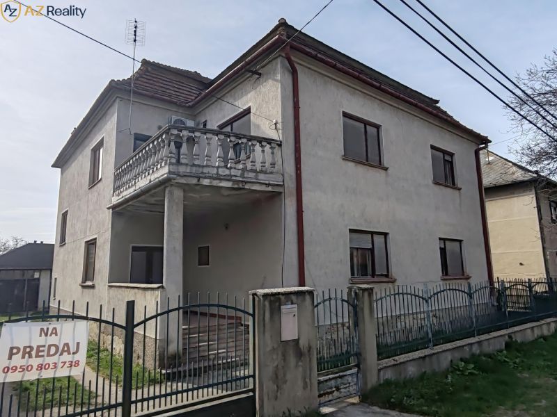 Ponúkame Rodinný dom vhodný na bývanie aj podnikanie - Rodinný dom na Dlhej ulici v Komárne s balkónom a kovovým plotom.