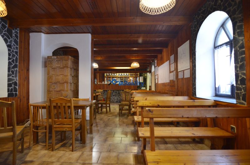 Objekt s historickým nádychom v Banskej Štiavnici - Štefultov - Drevený interiér gastro priestorov s pecou a podlahou s dreveným dekorom.