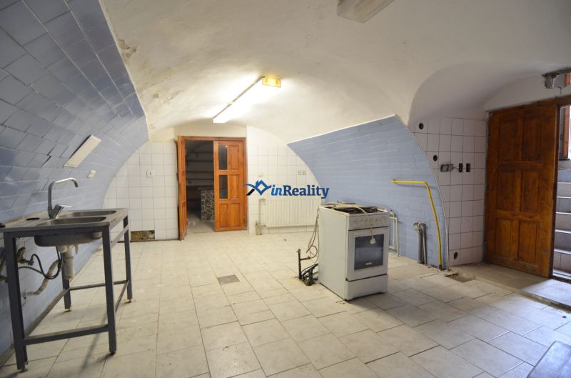 Objekt s historickým nádychom v Banskej Štiavnici - Štefultov - Klenuté gastro priestory s bielym obkladom a keramickou podlahou, vybavené drezom a sporákom.