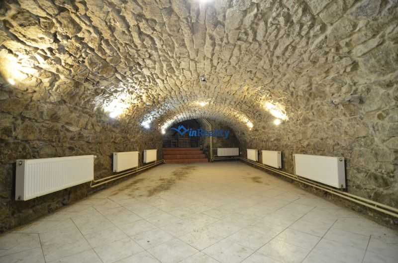 Objekt s historickým nádychom v Banskej Štiavnici - Štefultov - Kamenný klenutý strop s radiátormi a dlažbou v gastro priestoroch.