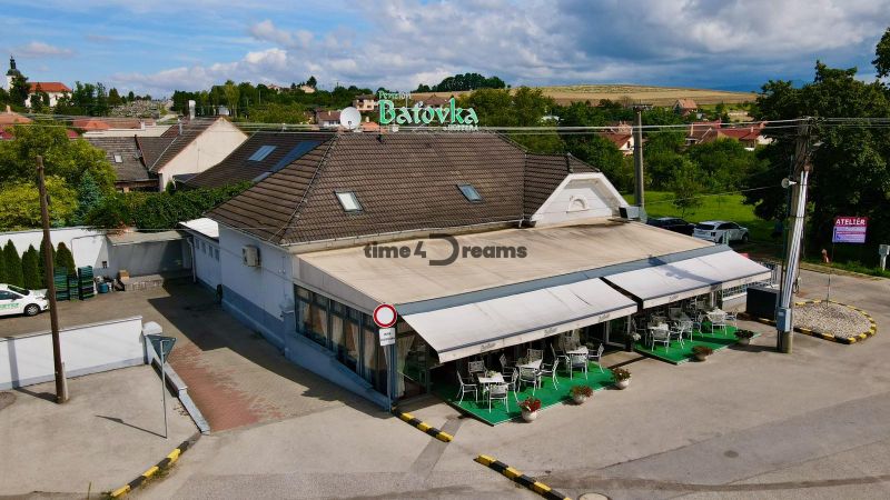 Útulný penzión s reštauráciou na PREDAJ - Penzión na Hlavnej ulici ponúka ubytovanie a gastro priestory so záhradným posedením.
