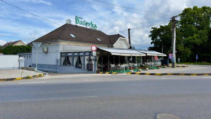 Útulný penzión s reštauráciou na PREDAJ - Budova na hlavnej ulici s reštauráciou a gastro priestormi, zasadená do zelene.