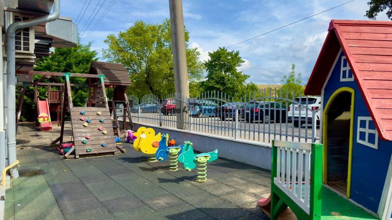 Útulný penzión s reštauráciou na PREDAJ - Detské ihrisko s preliezačkami, šmýkačkami a hojdačkami, vedľa parkoviska na ulici Hlavná ulica.