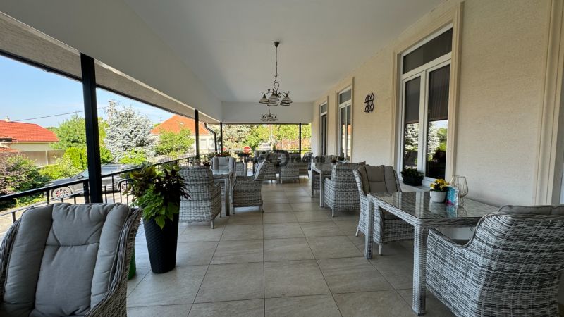 NA PREDAJ hotel s reštauráciou - Veranda s pohodlným ratanovým nábytkom, hotely a penzióny, výhľad na zeleň a strechy.