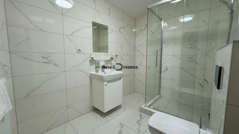 NA PREDAJ hotel s reštauráciou - Kúpeľňa so sprchovým kútom, umývadlom a toaletou. Vhodné pre hotely a penzióny.