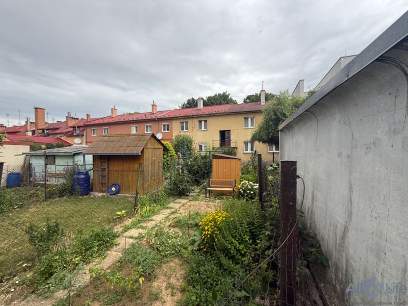 2-izbový byt s vlastnou záhradkou,plynovým kotlom, špajzou  - Záhrada s dreveným domčekom a plotom na Námestí Jozefa Emanuela, Vrbové.